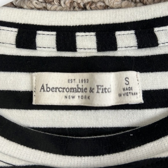 Abercrombie Black and white long sleeve striped crop top 🖤🤍 - Picture 5 of 5